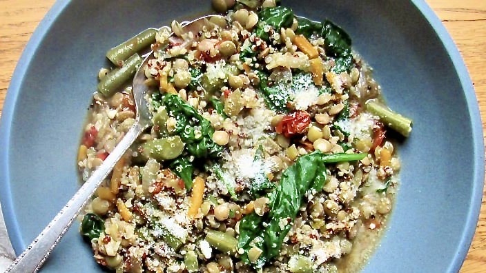 Guiso de lentejas, quinoa y verduras